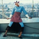 kobieta ubrana w jeansowa sukienkę