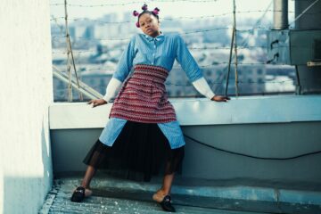 kobieta ubrana w jeansowa sukienkę