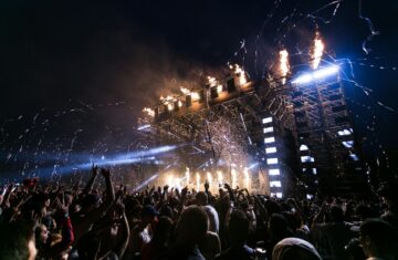 Muzyczny klimat i miejski luz – stylizacje idealne na koncert pod gołym niebem