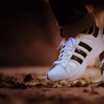 Buty białe Adidas na jesiennym tle