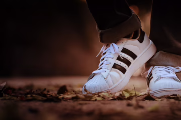 Buty białe Adidas na jesiennym tle