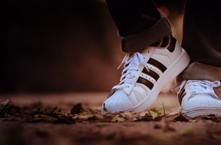 Buty białe Adidas na jesiennym tle