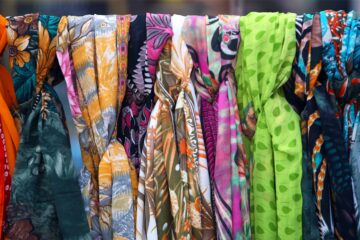 Photo tying scarves