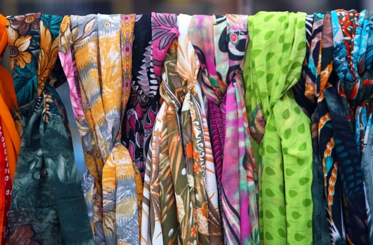 Photo tying scarves